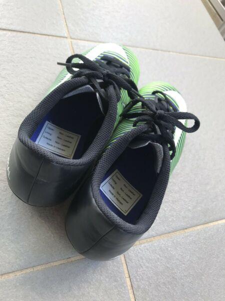 Girls soccer shoes - As Brand new - US 6Y