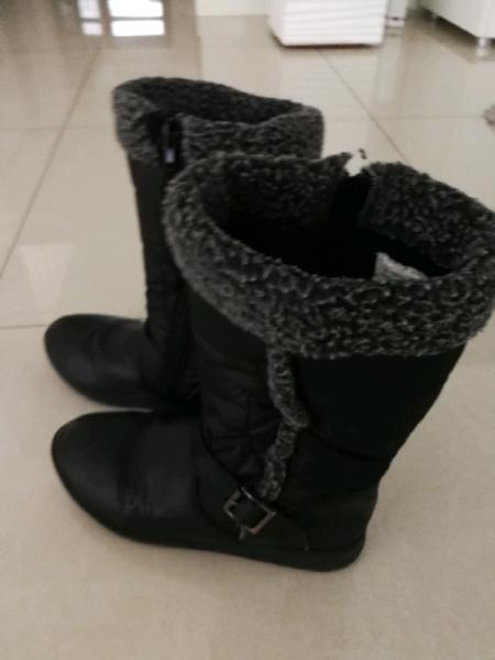 Girls winter/snow boots worn once. children size 4 US