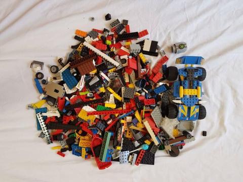 LEGO bulk lot 1.1 kg includes decorative pieces and blue car