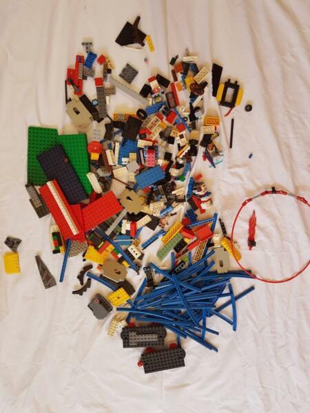 LEGO - includes train tracks and unmotorised pull back car device