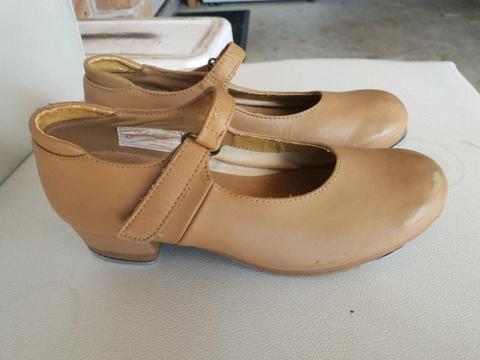 Girls size 5-junior Tap shoes-tan colour-good condition