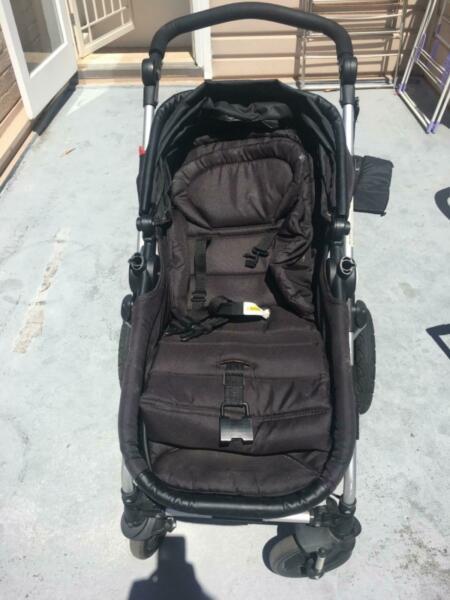 EUC lightweght and easy to use pram (with bassinet)