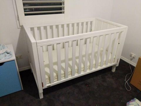 Baby cot white with quality mattress