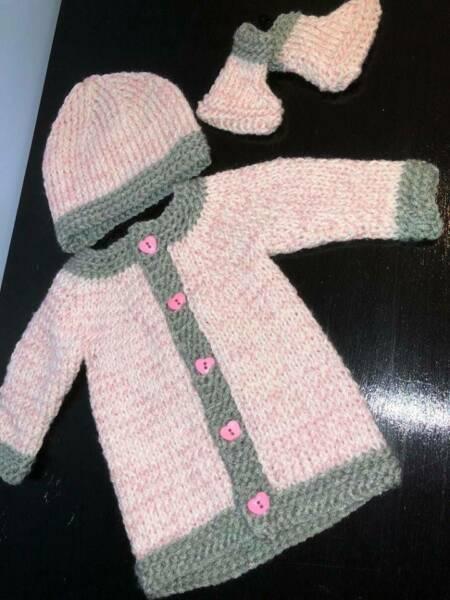 000 Baby set of cardigan, hat and booties in pink and grey