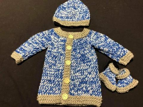 000 Baby set of cardigan, hat and booties in blues and grey