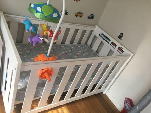 Quality baby bed good condition