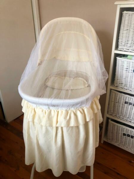 Love n Care baby Bassinet Excellent condition