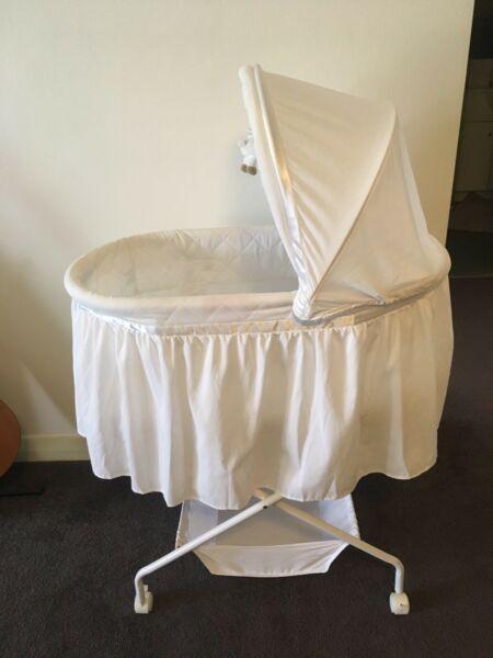 Baby bassinet/crib with wheels