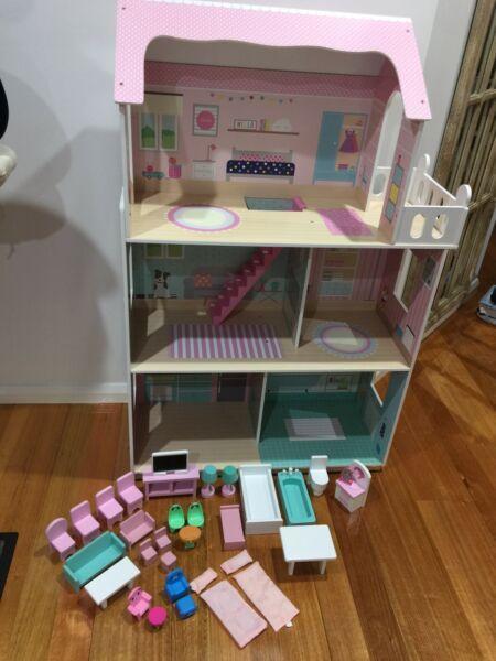 Doll house with accessories