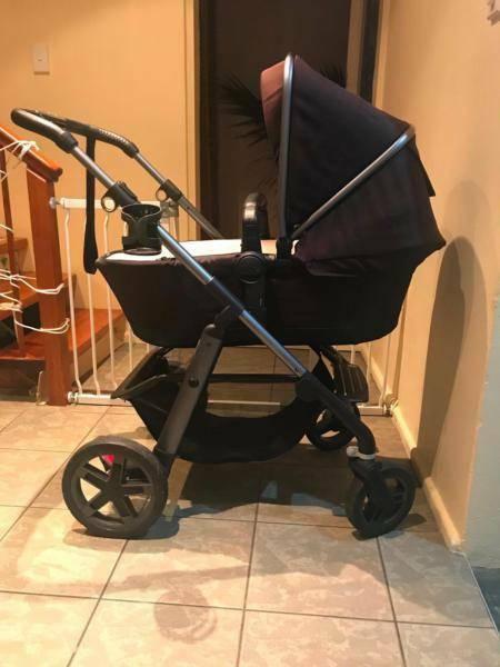Silver cross pioneer pram and bassinet- excellent condition