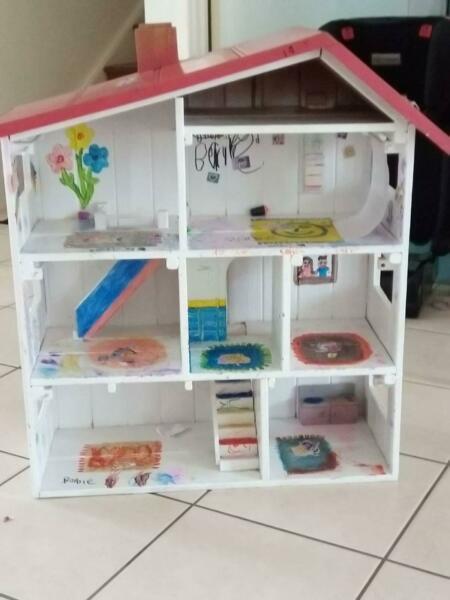Free wooden doll house