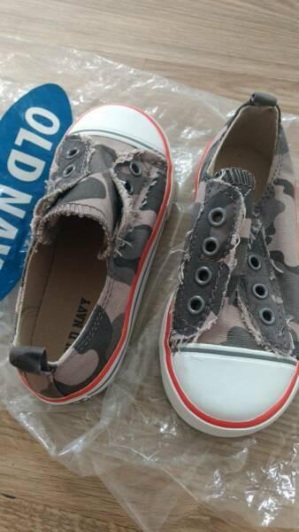 Childrens Old Navy sneaker size 8
