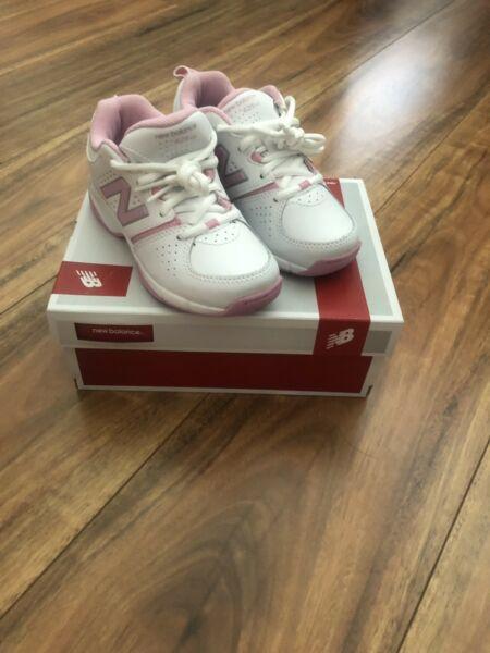 New balance school shoes / white sports shoes