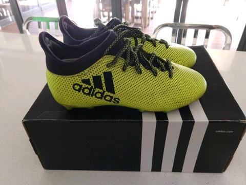 Adidas unisex soccer boots size US2