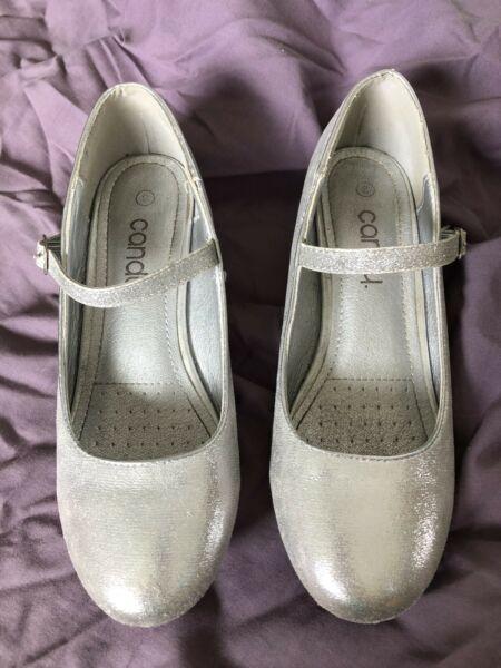 Girl's Size 3 Silver Shoes Mary Janes with small heel, great condition