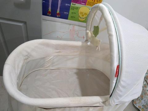 Baby cot (fisher price)