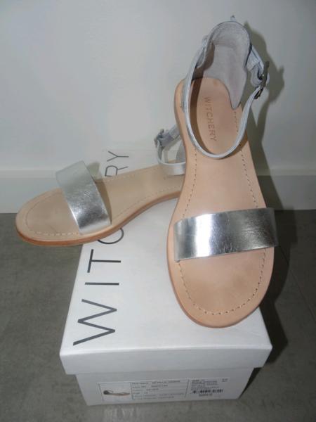 Pre-loved Witchery girls metallic leather sandals EU 34