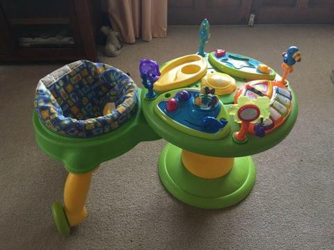Baby play centre with movable seat