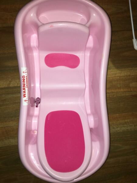 Infant and toddler bath tub