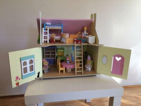 BARGAIN Dolls House WITH CONTENTS in great condition