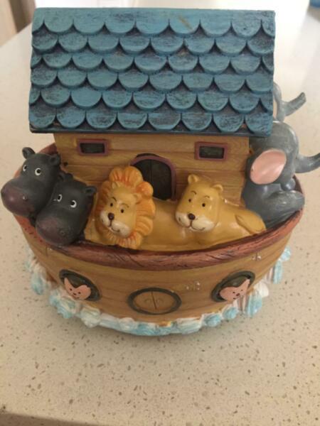 Noah's ark baby wind up musical box / figurine