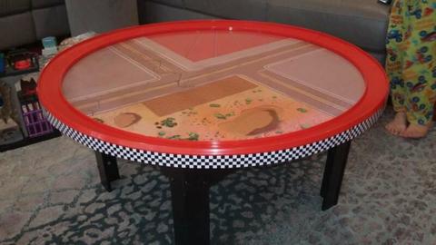 Kidcraft Disney / Hot wheels play table with circular track