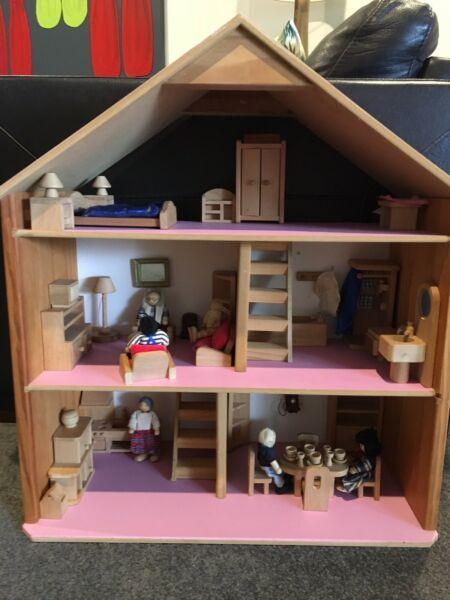 DOLLS HOUSE Fully furnished with a family of 6!