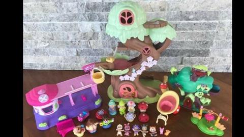 Toys - tree house and figures