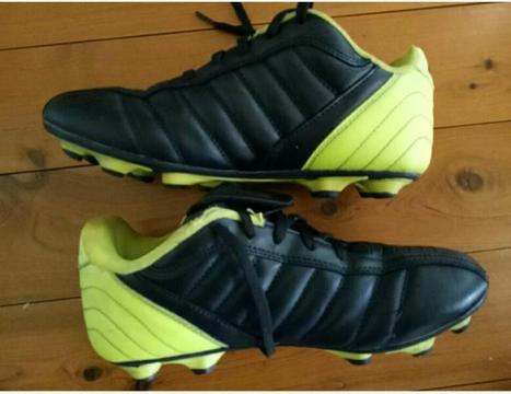 Kids soccer boots - size 4