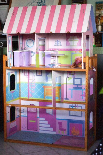 Large dolls Barbie house Negotiable