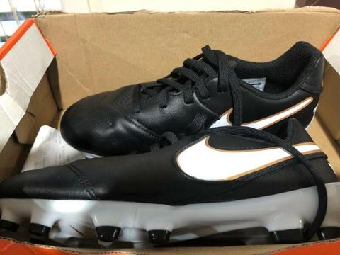 Boys jnr soccer boots new Nike size 2y