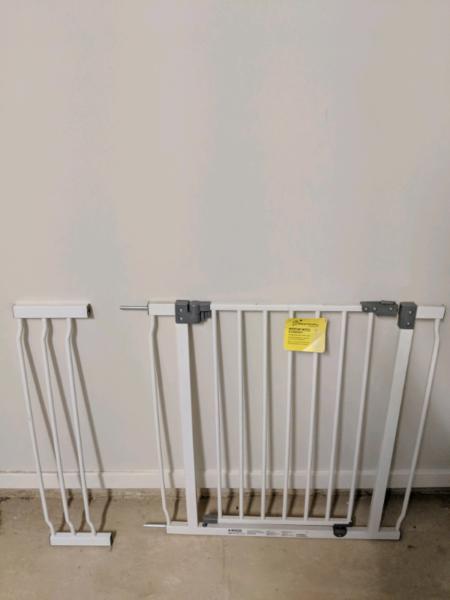 Baby Safety Gate and Extension - Dreambaby Liberty