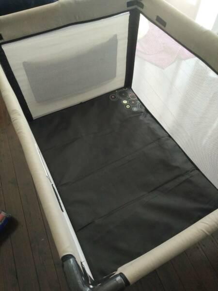 Portable baby cot