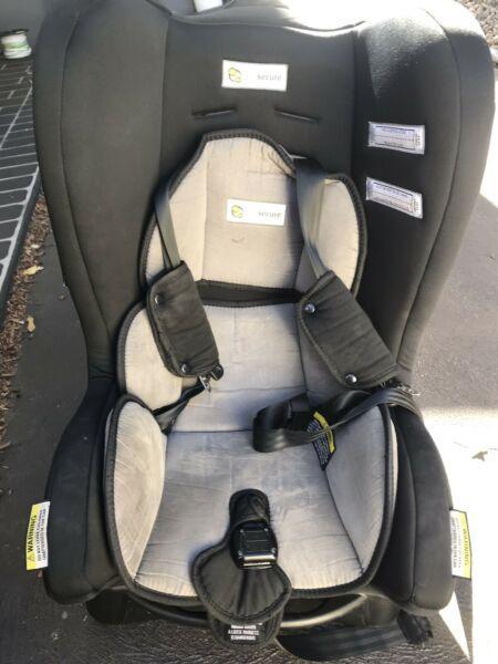2 infasecure convertible car seats 0-4 excellent condition