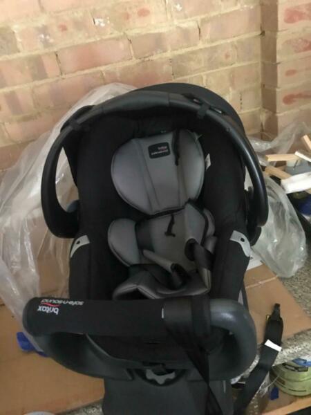 Britax Safe N Sound baby capsule - only used 3 month