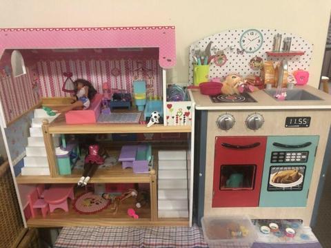 Doll house and kitchen toys