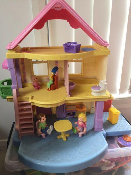 Fisher price house with little people