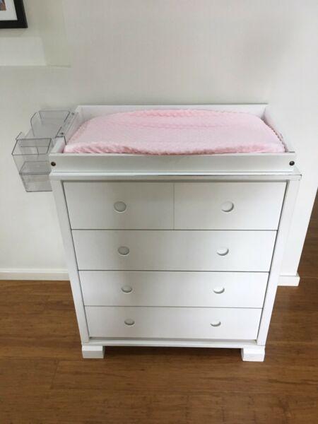 king Parrot drawers & change table