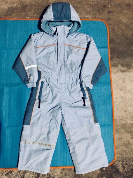 4-5 yrs Kids snow boots and ski jumpsuit in perfect condition