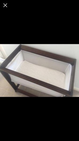 Boori baby bassinet in good condition