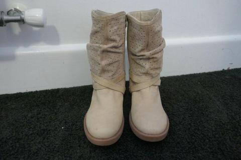 GIRLS LEATHER & SUEDE BOOTS - SIZE 1-2
