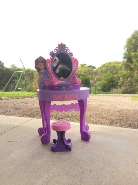 Princess Sofia girl play table in excellent condition