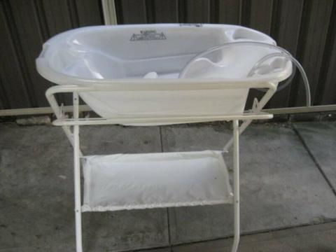 Baby Bath Tub and Stand plus Philps Avent steriliser electonic