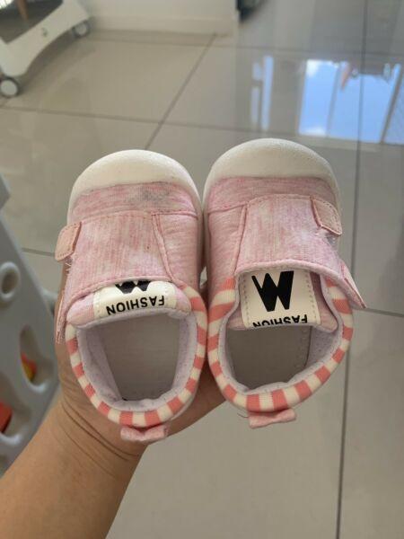 Brand new baby shoes $5