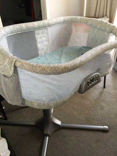 Halo swivel baby bassinet