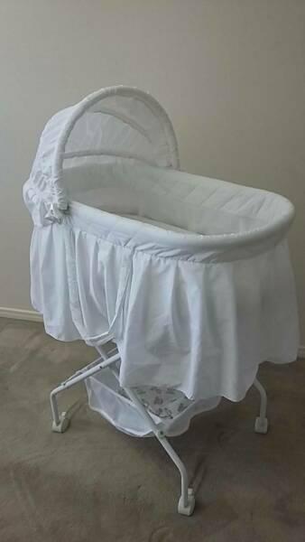 Bassinet with hood, sheets and mosquito net