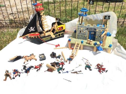 Barbarossa Pirate Ship and Pirate Forte with lots of extras