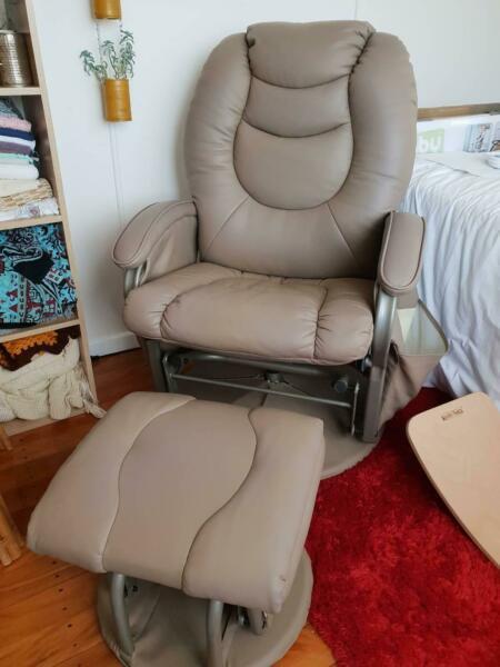 Breastfeeding/nursing glider chair
