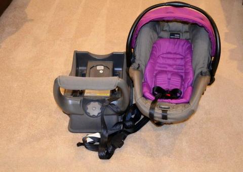 Britax Safe N Sound baby Capsule (plus base) in a great condition