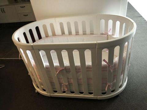 Cocoon Cot matching change table WHITE